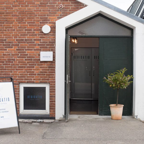 Indgangen til klinikken på Værkstedvej 46 i Valby