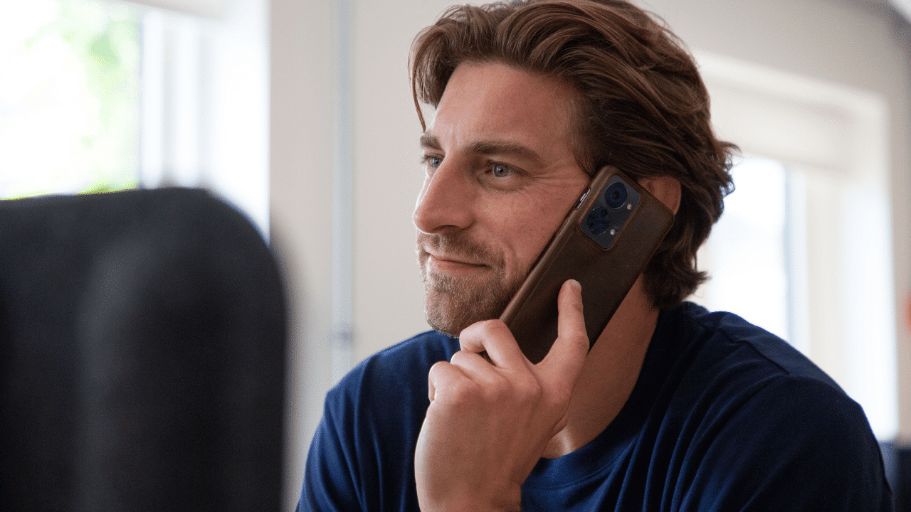 Telefonisk samtale hos Hjernerystelsesfyssen