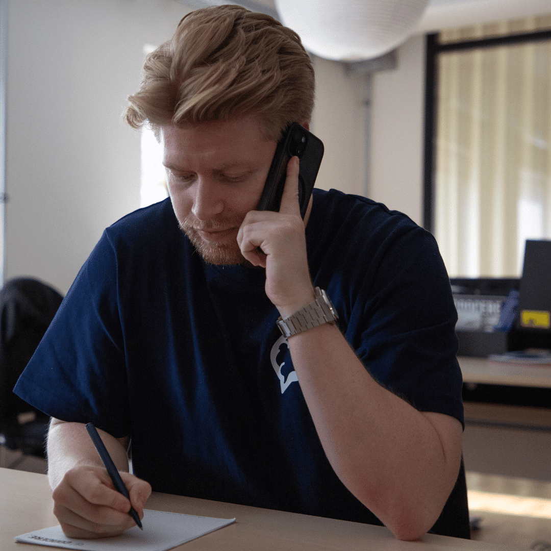 Daniel taler i telefon hos Hjernerystelsesfyssen
