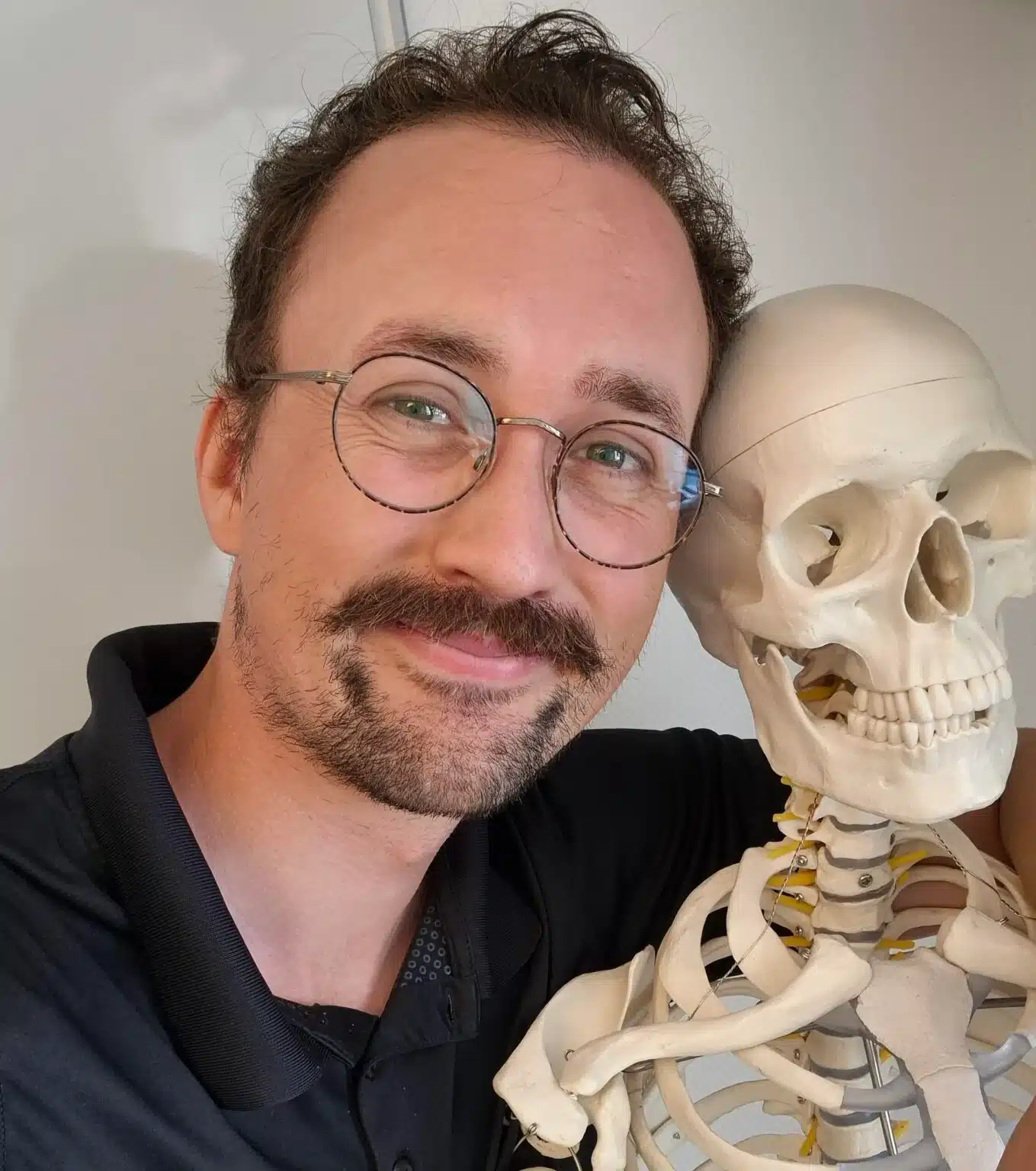 Simon sammen med en anatomisk skeletmodel